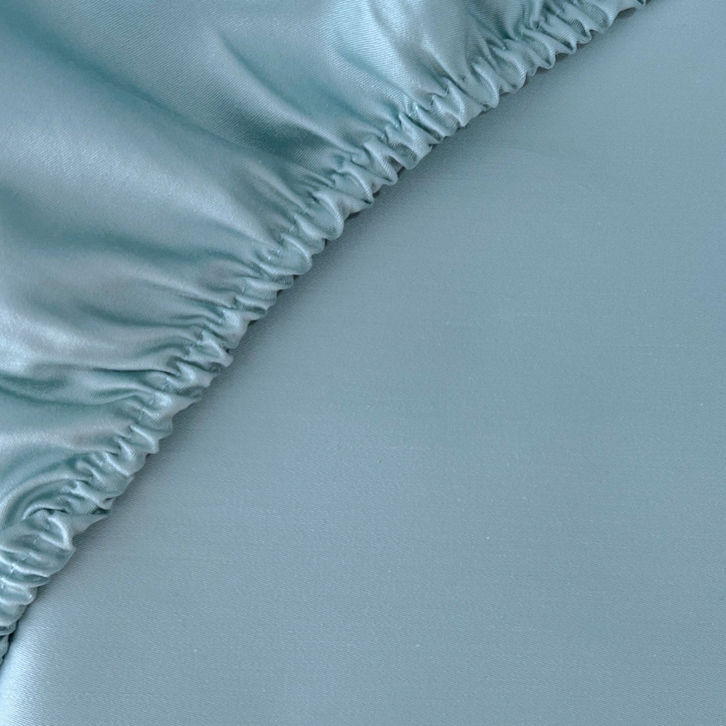 Feines satin Spannbettlaken von Finole aus 100% ägyptischer Baumwolle, seidig glatt, atmungsaktiv und luxuriös, in Bild aufgenommen