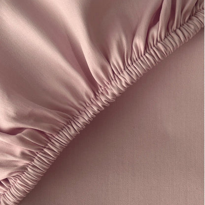 Fein glänzendes Satin Spannbettlaken aus 100% ägyptischer Baumwolle von Finole, seidig glatt und atmungsaktiv.