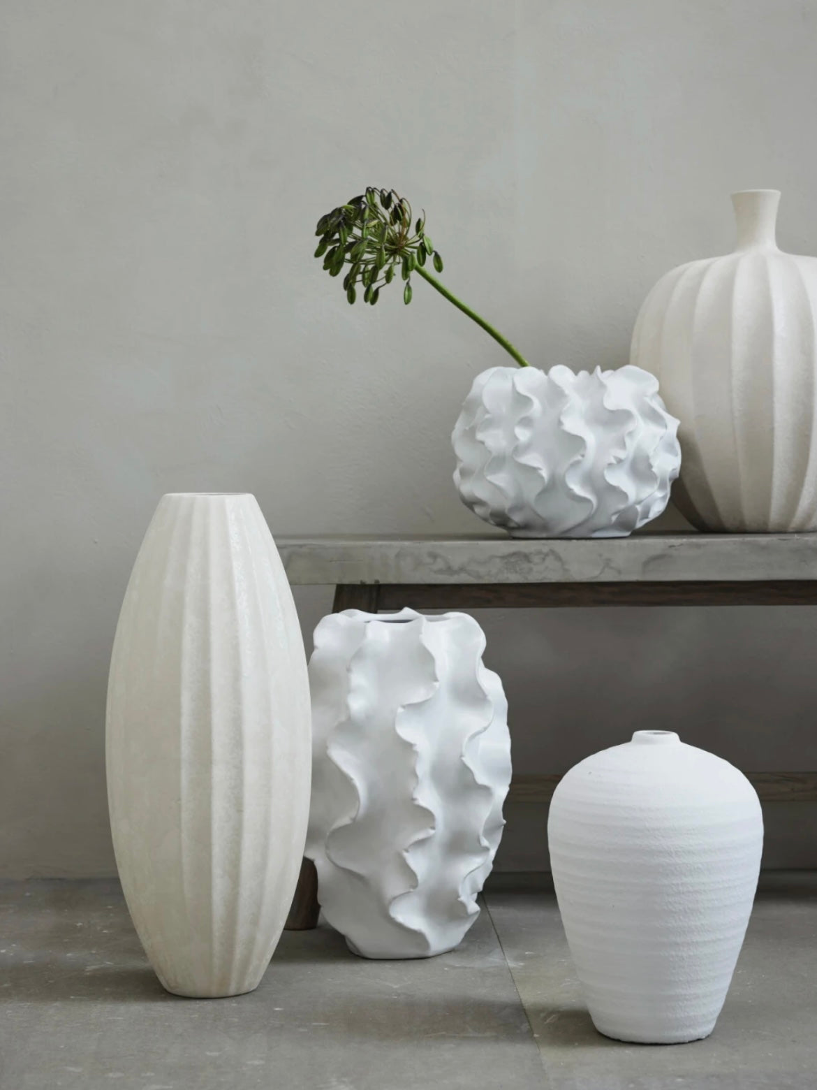 Weiße Keramikvase „Sannia“ von Lene Bjerre mit skulpturalem, modernem Design, Höhe 48 cm, als stilvolles Wohnaccessoire.