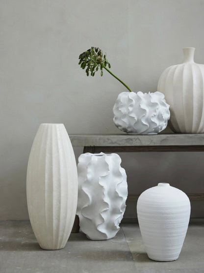 Weiße Keramikvase „Sannia“ von Lene Bjerre mit skulpturalem, modernem Design, Höhe 48 cm, als stilvolles Wohnaccessoire.