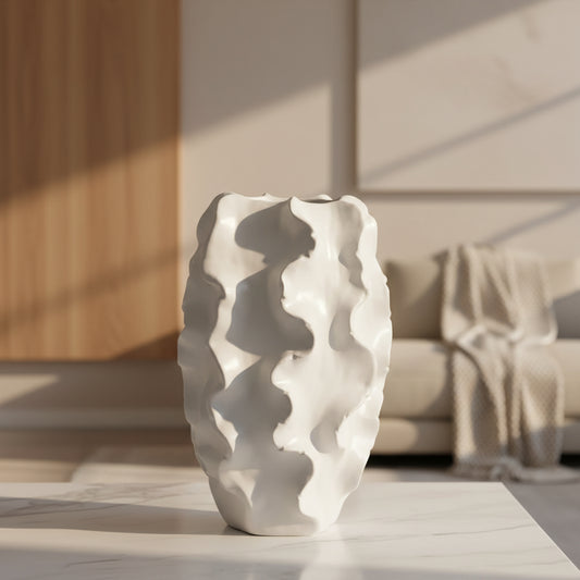 Weiße Keramikvase „Sannia“ von Lene Bjerre mit skulpturaler Form und moderner Ästhetik, Höhe 48 cm, Wohnaccessoire