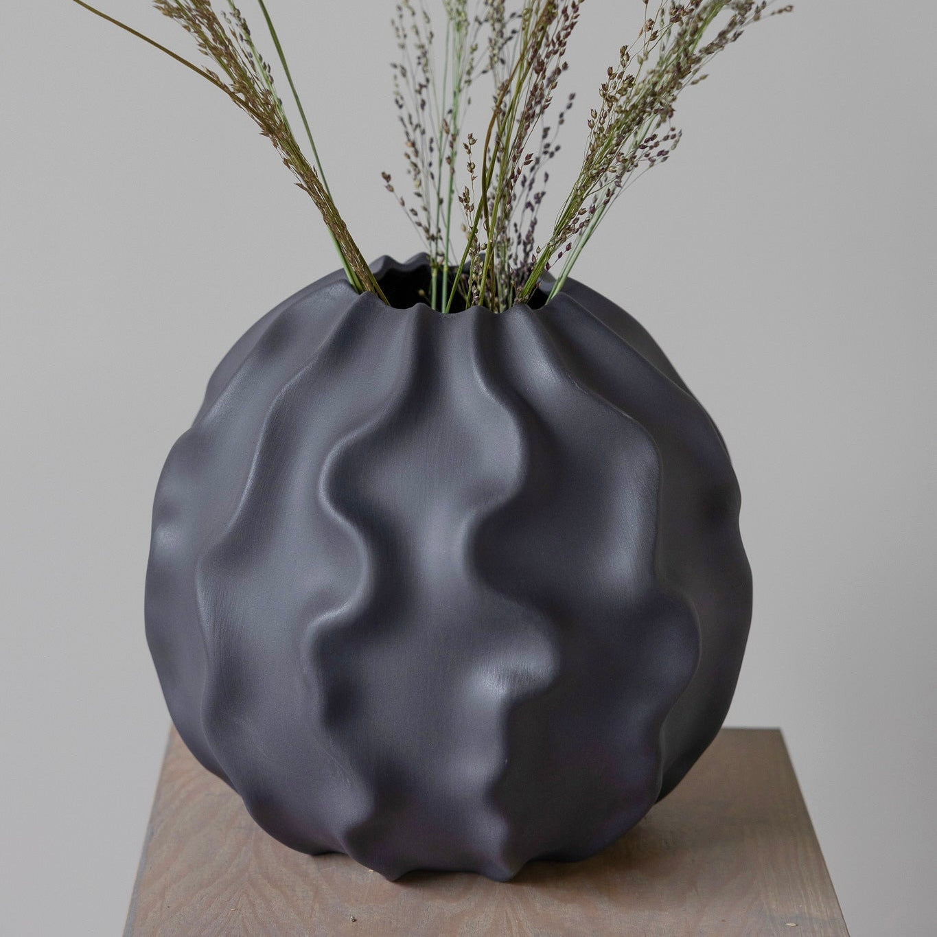 Dunkelgraue handgefertigte Keramikvase „Malmbäck L“ von Storefactory im skandinavischen Wohnaccessoires-Design