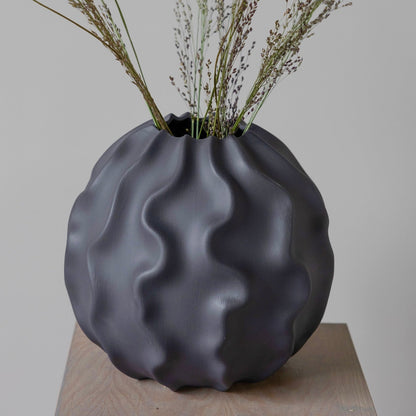 Dunkelgraue handgefertigte Keramikvase „Malmbäck L“ von Storefactory im skandinavischen Wohnaccessoires-Design