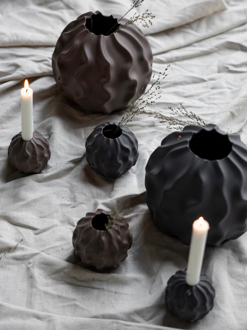 Dunkelgraue handgefertigte Keramikvase Malmbäck L von Storefactory im skandinavischen Wohnaccessoire-Design.