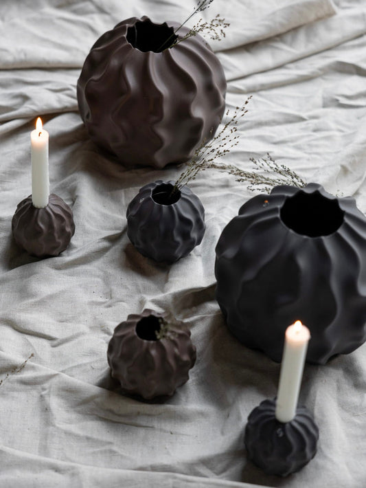 Dunkelgraue handgefertigte Keramikvase Malmbäck L von Storefactory im skandinavischen Wohnaccessoire-Design.