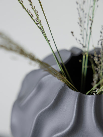 Dunkelgraue handgefertigte Keramikvase „Malmbäck L“ von Storefactory im skandinavischen Design, ideal für Wohnaccessoires.