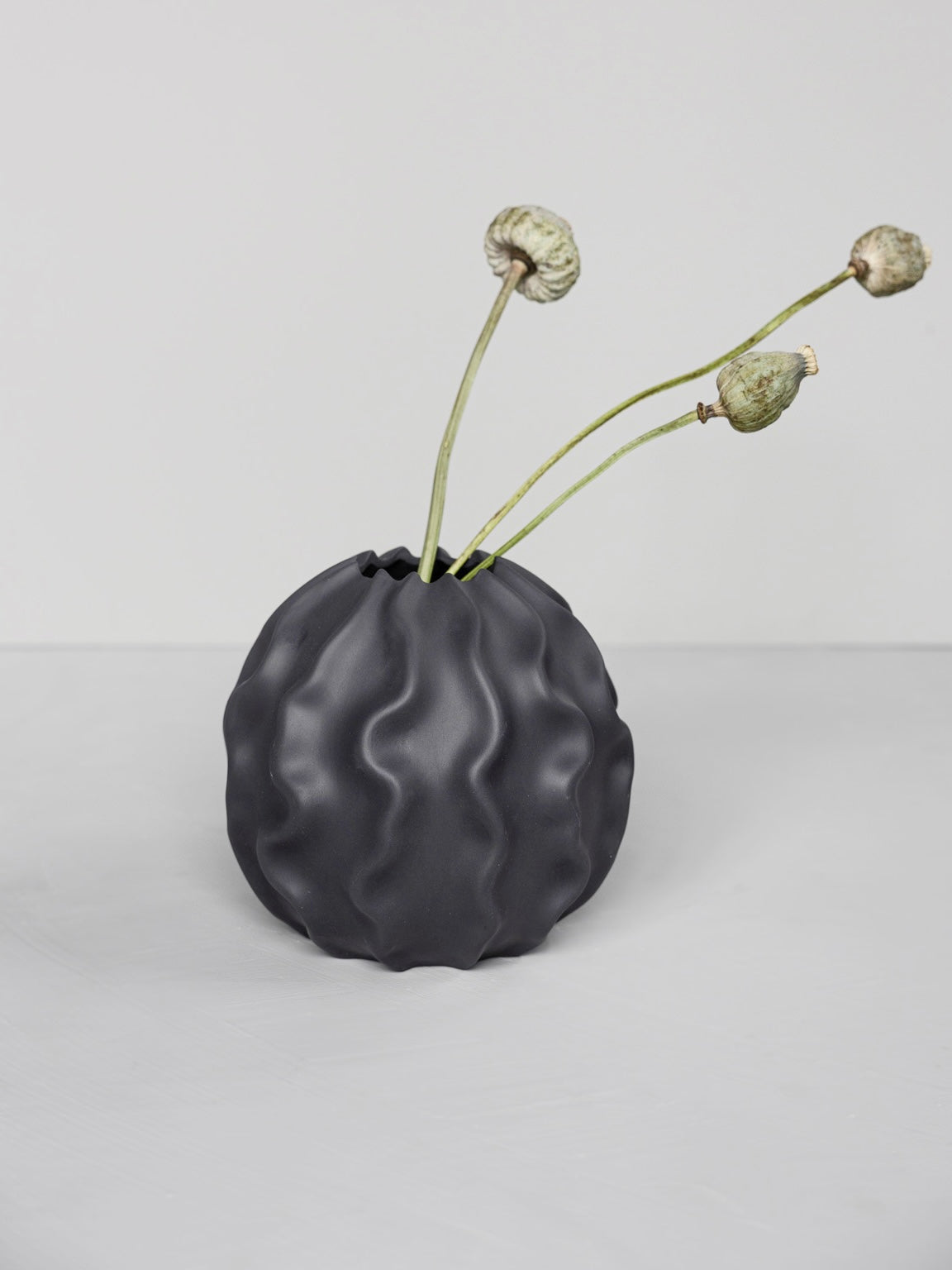 Dunkelgraue Handgefertigte Keramikvase „Malmbäck L“ von Storefactory im skandinavischen Design, ideal für Wohnaccessoires.