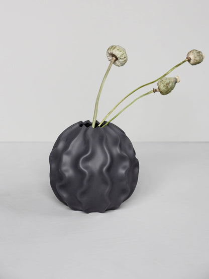 Dunkelgraue Handgefertigte Keramikvase „Malmbäck L“ von Storefactory im skandinavischen Design, ideal für Wohnaccessoires.