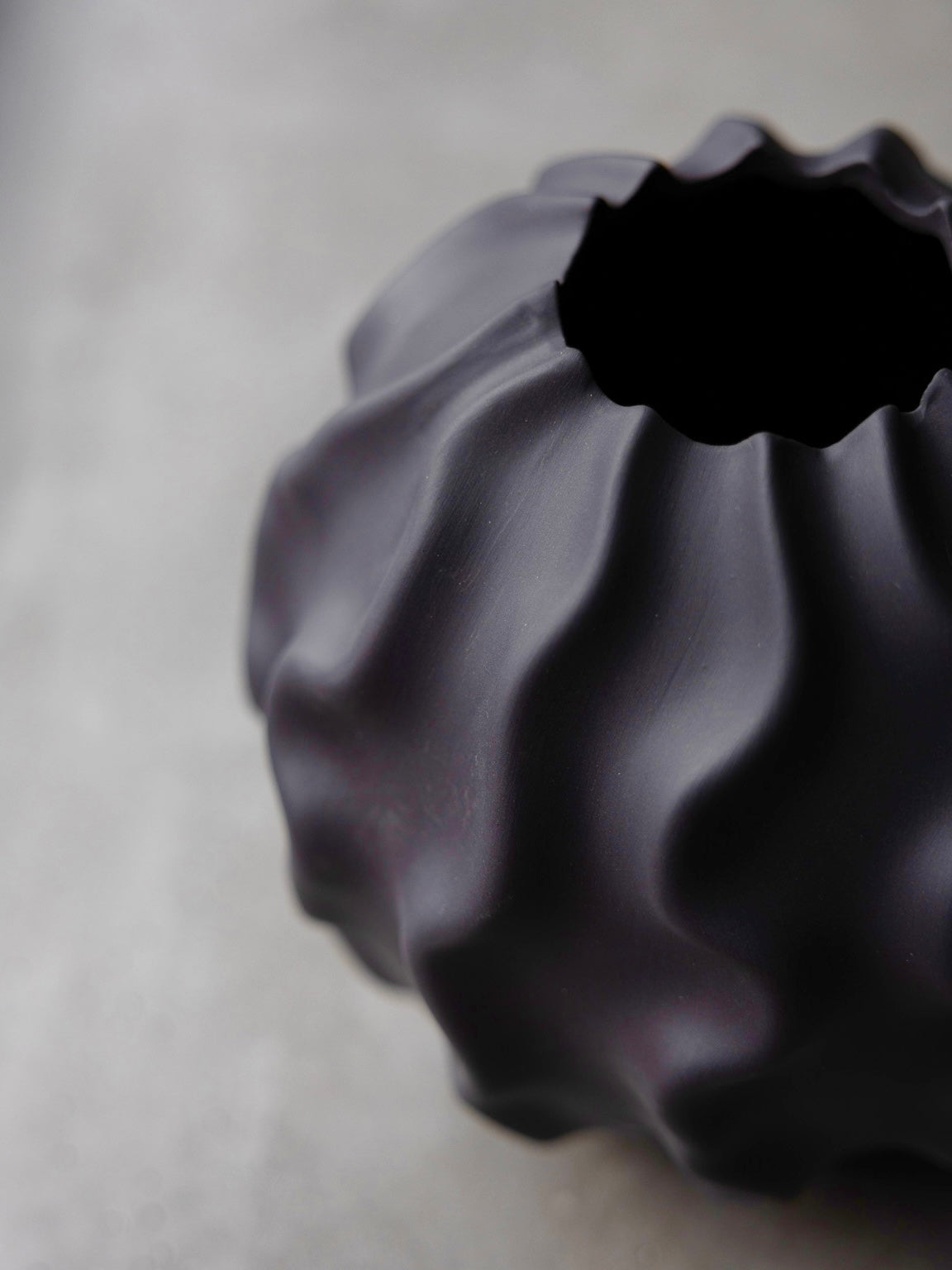 Dunkelgraue handgefertigte Keramikvase „Malmbäck L“ von Storefactory, skandinavisches Design, Wohnaccessoire.