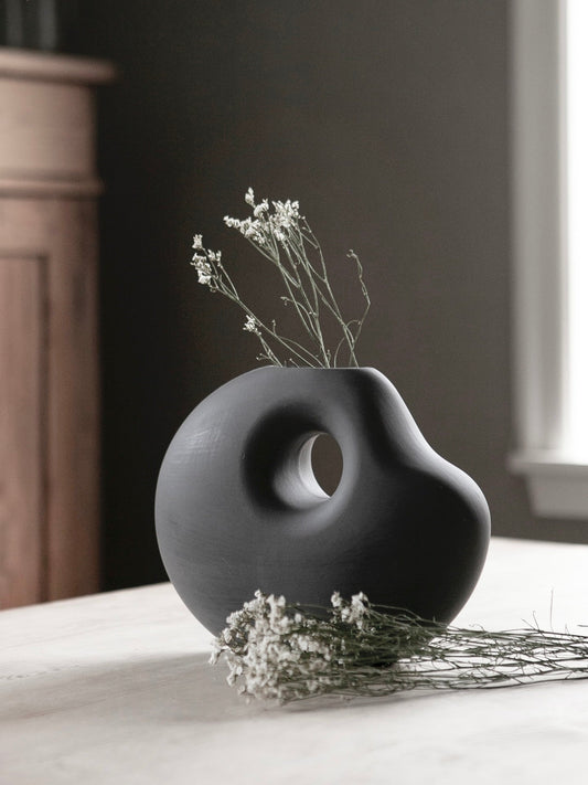 Dunkelgraue Keramikvase „Lunden“ von Storefactory, handgefertigt im Retro-Design, Höhe 19 cm, stilvolles Dekor für Blumen.
