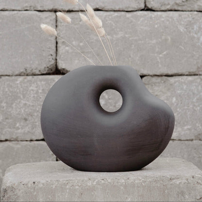 Dunkelgraue Keramikvase „Lunden“ von Storefactory, handgefertigt im Retro-Design, ca. 19 cm hoch.