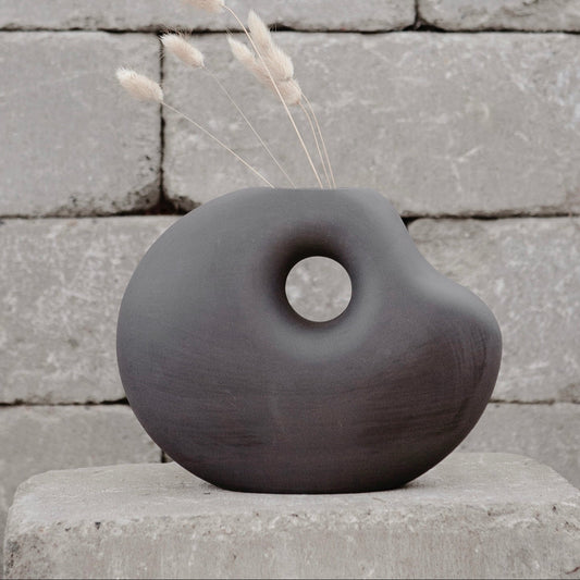 Dunkelgraue Keramikvase „Lunden“ von Storefactory, handgefertigt im Retro-Design, ca. 19 cm hoch.