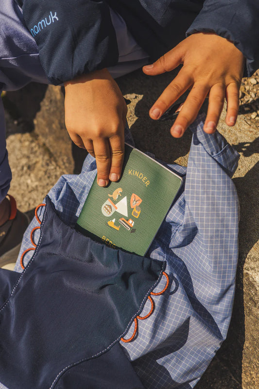 Kinder-Bergpass von Roadtyping, ein buntes Wanderbuch für kleine Entdecker mit Rucksackmotiv, fördert Spaß und Motivation beim Wandern.