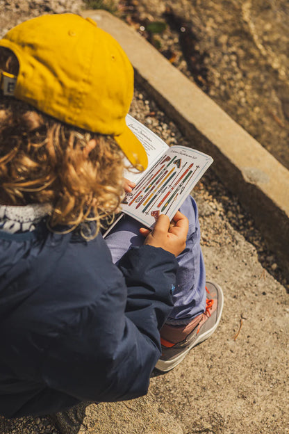 Roadtyping Kinder-Bergpass, ein buntes Buch mit Spielrätseln und Wanderpass für kleine Bergentdecker, fördert Motivation und Spaß.