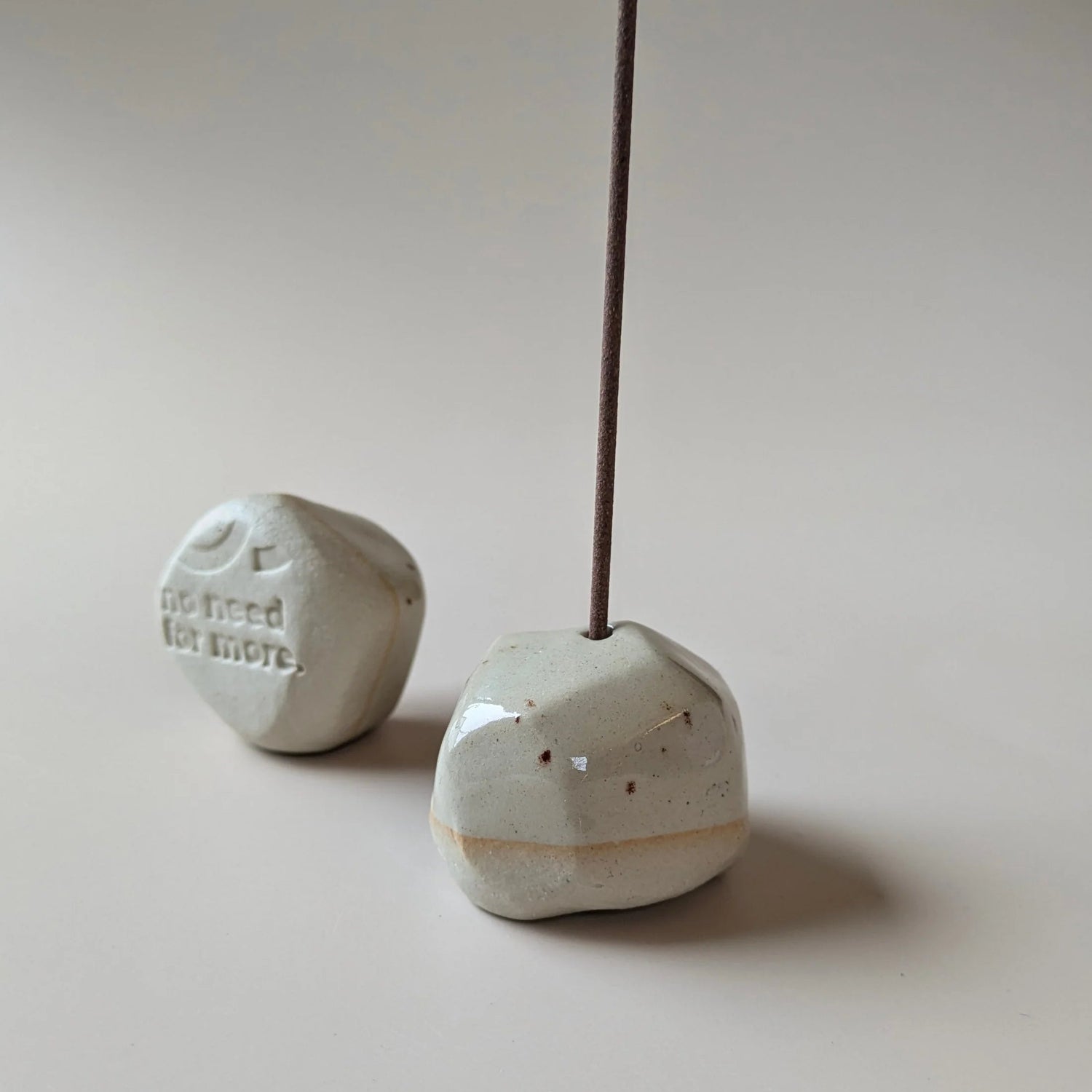 no need for more - Räucherstäbchenhalter - Keramik - Pebble - Verdancia