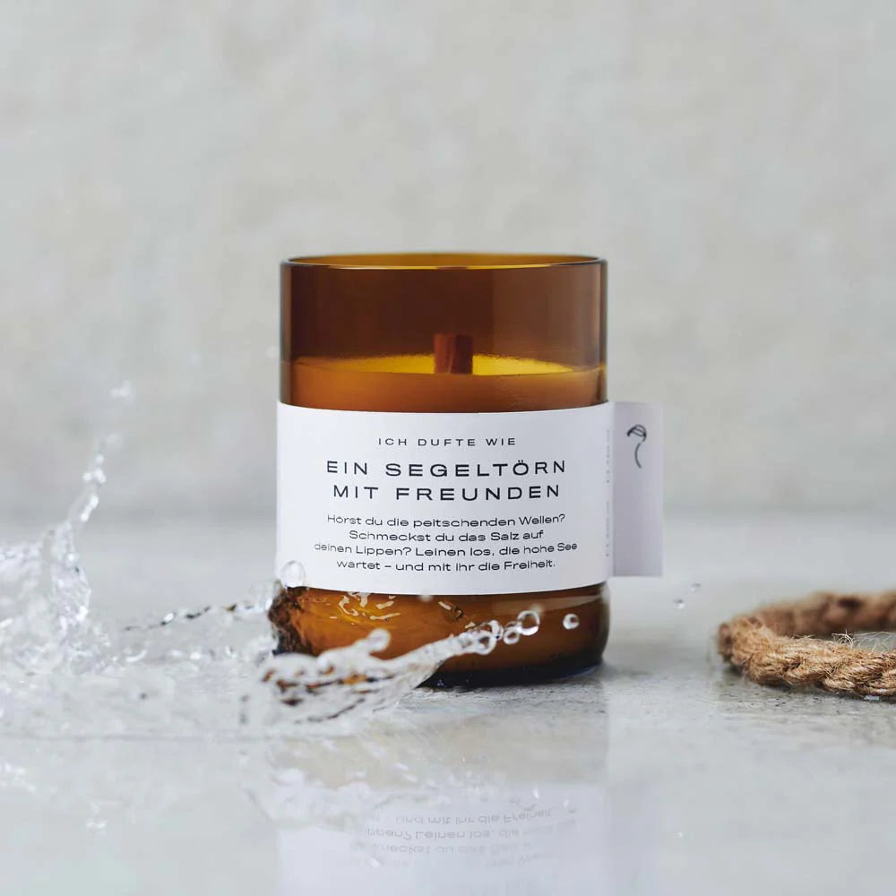 Dufte Manufaktur Kerze "Ein Segeltörn mit Freunden" in 140ml, handgefertigte Duftkerze mit Segelboot-Motiv.