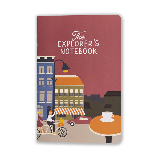 Roadtyping Explorer’s Notebook, minimalistisches Reisetagebuch für Städte und Entdeckungen, handlich und nachhaltig, geöffnet mit Band.