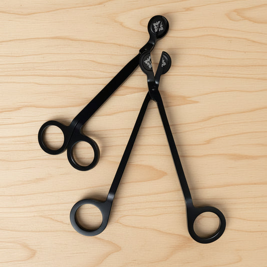 Verdancia Manufaktur Dochtschere für stilvolle Kerzenpflege, zeigt eine elegante Schere zum Kürzen von Kerzendochten.