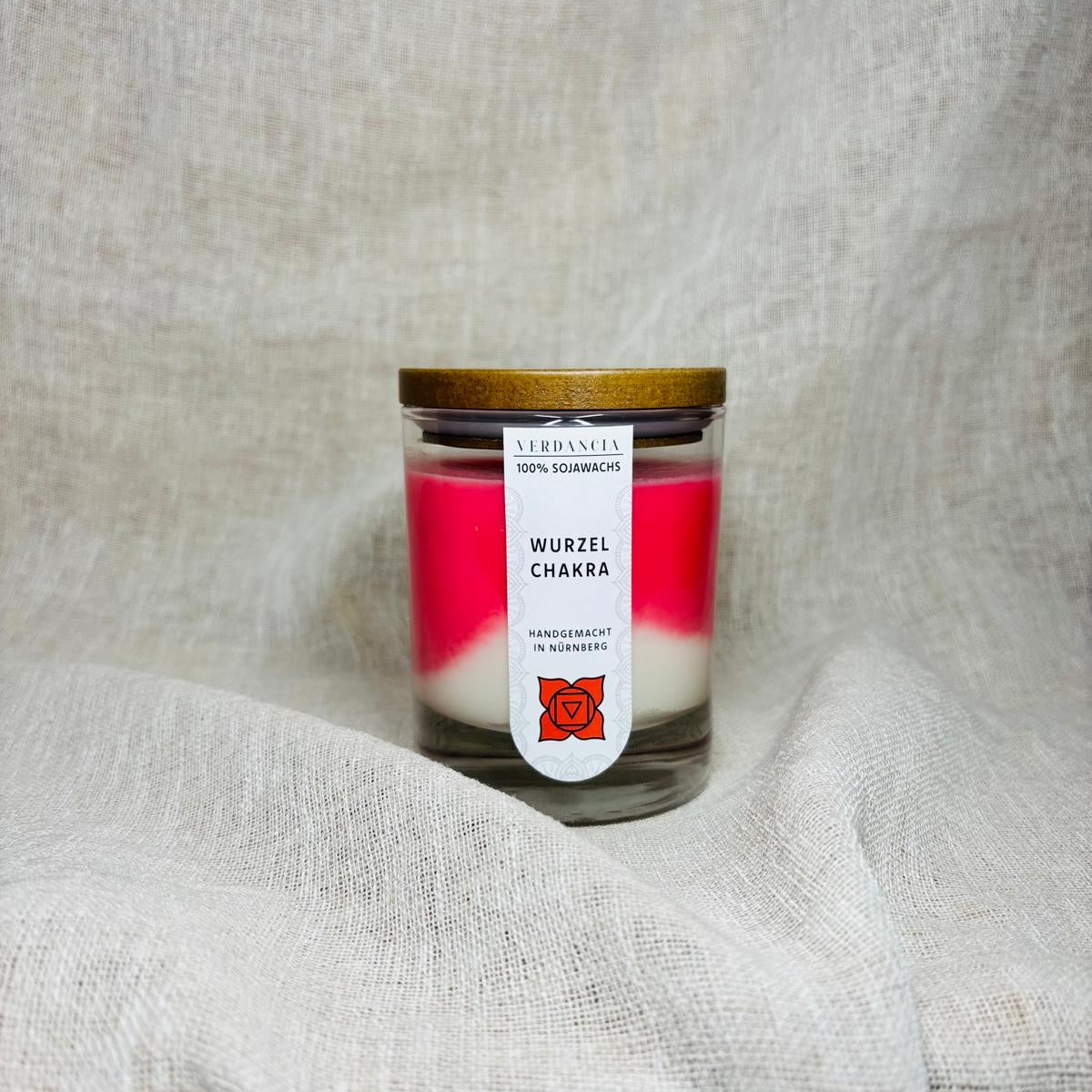 Rote Wurzelchakra Duftkerze aus Sojawachs von Verdancia, für Meditation und Entspannung, mit Deckel.