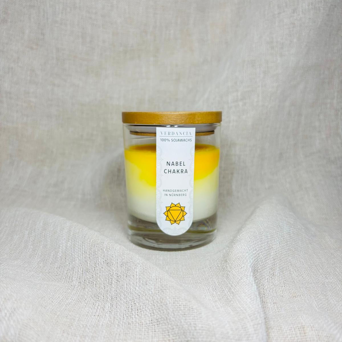 Soja-Duftkerze für das Solarplexuschakra, Chakra-Kerze von Verdancia, Yogakerze in natürlichem Design, entspannend und aromatisch