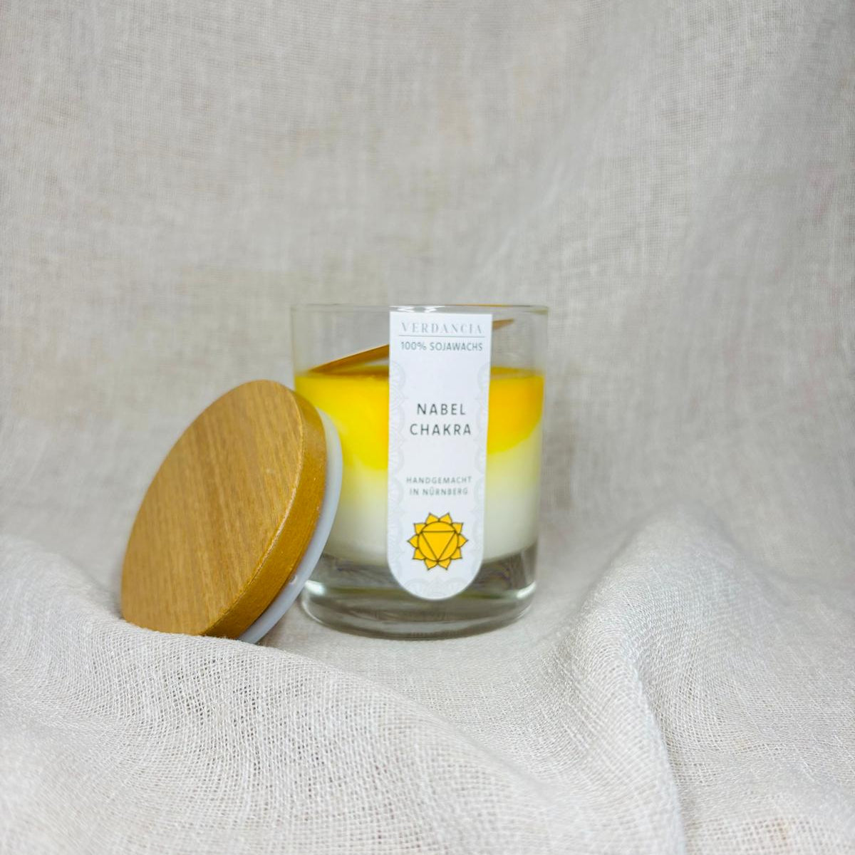 Soja-Duftkerze für das Solarplexuschakra, eine Chakra-Kerze von Verdancia in natürlichem Design.