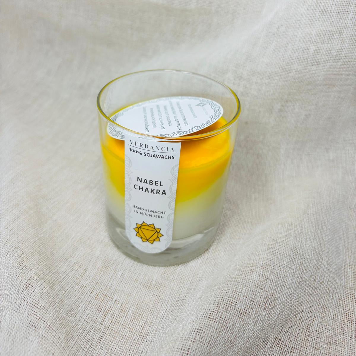 Soja-Duftkerze Chakra-Kerze "Solarplexuschakra" von Verdancia, yogische Kerze mit warmem Licht und entspannendem Duft.