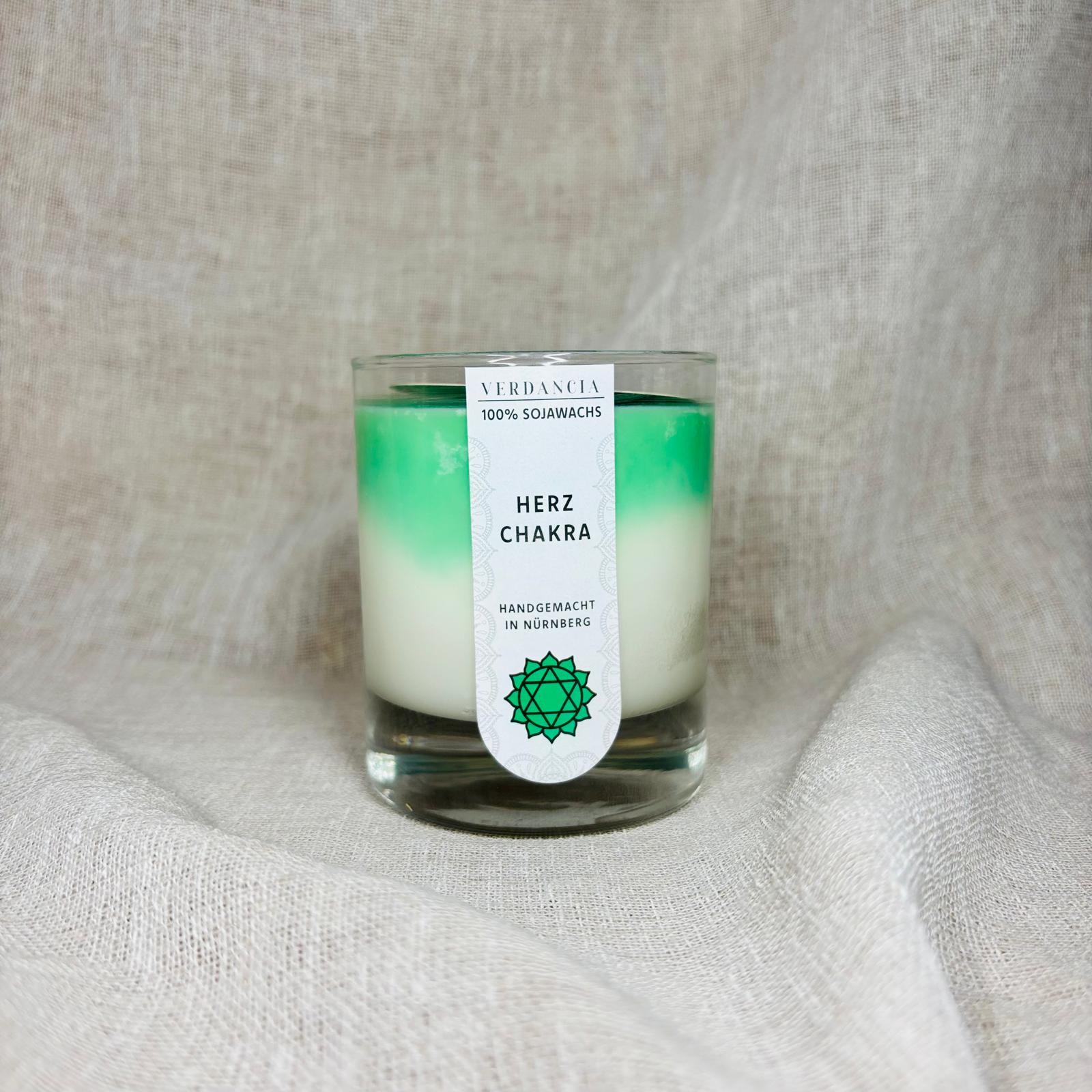 Grüne Herzchakra Duftkerze aus Sojawachs von Verdancia, ideal für Meditation und Entspannung, mit Herzchakra-Symbol.