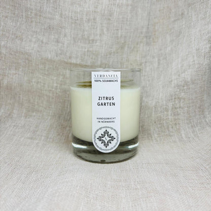 Soja Duftkerze "Zitrusgarten" von Verdancia, in einem eleganten Glasbehälter mit frischem Zitrusaroma.