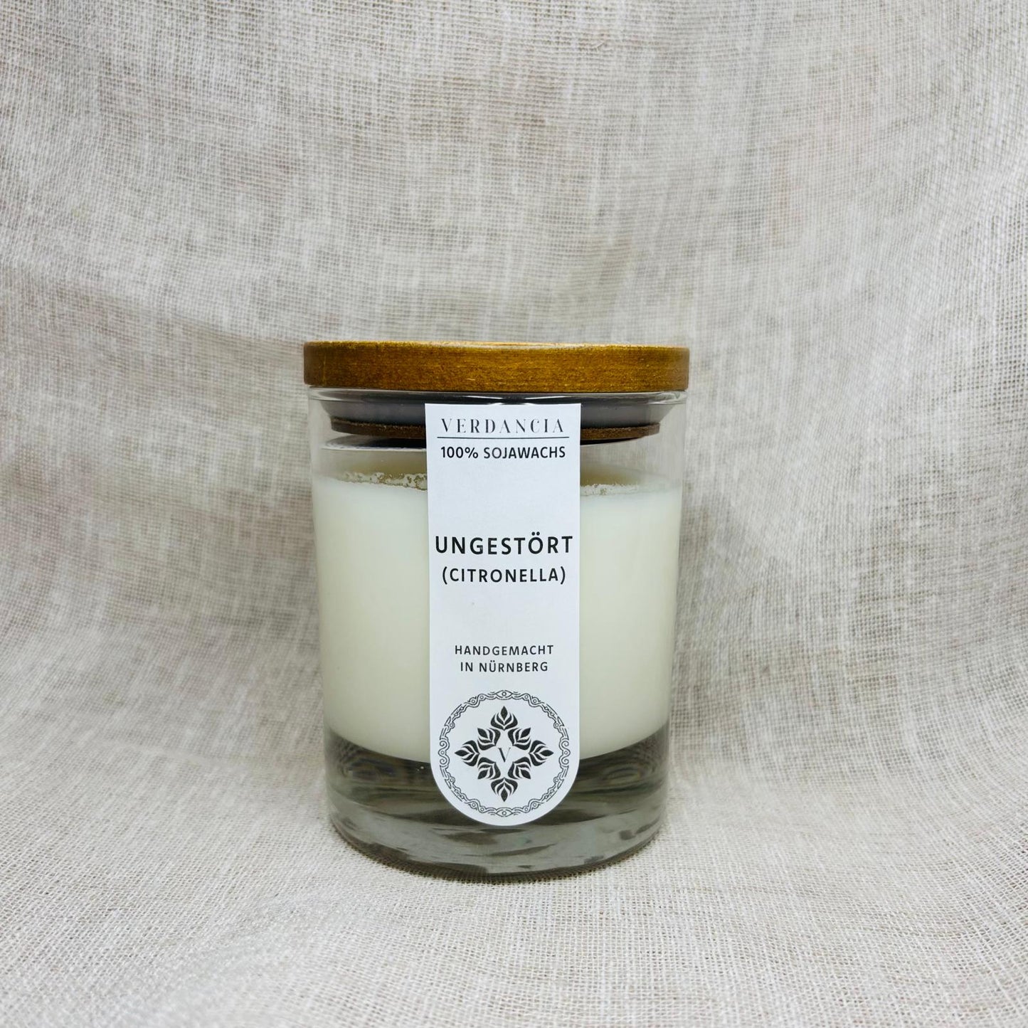 Soja-Duftkerze "Ungestört" von Verdancia in einem eleganten Glasbehälter mit frischem Citronella-Duft.