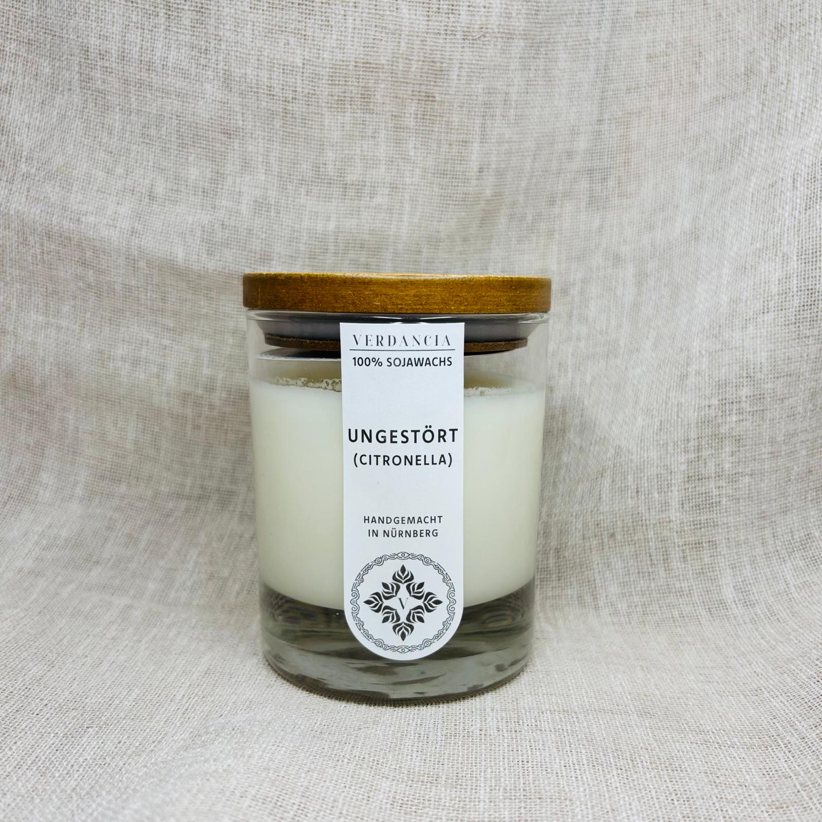 Soja-Duftkerze "Ungestört" von Verdancia in einem eleganten Glasbehälter mit frischem Citronella-Duft.