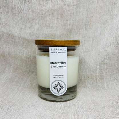 Soja-Duftkerze "Ungestört" von Verdancia in einem eleganten Glasbehälter mit frischem Citronella-Duft.