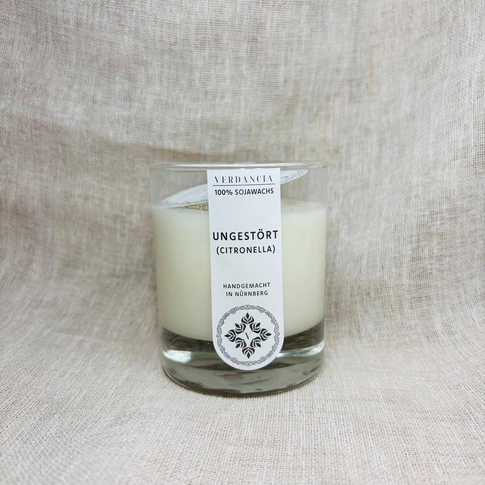 Soja-Duftkerze "Ungestört" von Verdancia in einem Glasbehälter, mit einer Citronella-Duftnote.