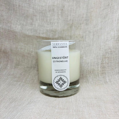 Soja-Duftkerze "Ungestört" von Verdancia in einem Glasbehälter, mit einer Citronella-Duftnote.