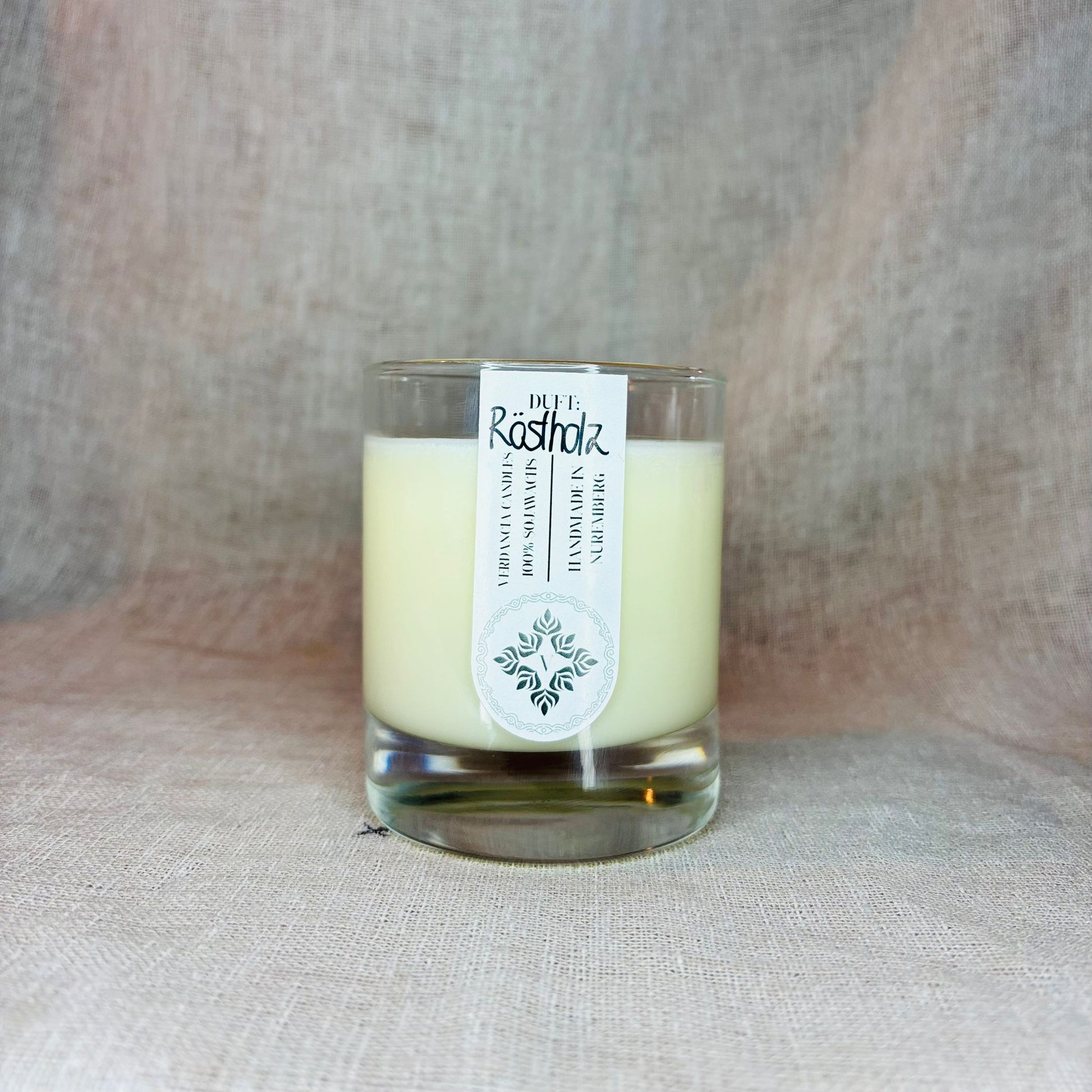 Soja-Duftkerze „Röstholz“ von Verdancia mit Kaffee- und Zedernholzduft, warme Lichtatmosphäre, Kerze in Glasbehälter