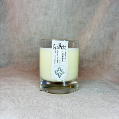 Soja-Duftkerze „Röstholz“ von Verdancia mit Kaffee- und Zedernholzduft, warme Lichtatmosphäre, Kerze in Glasbehälter