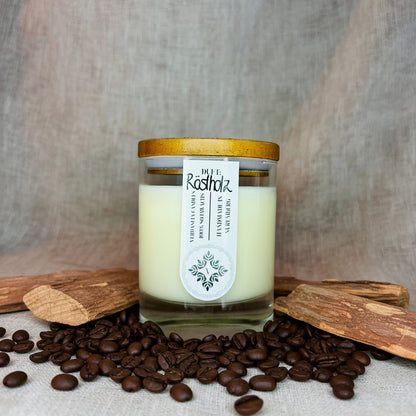 Soja-Duftkerze „Röstholz“ von Verdancia mit Kaffee- und Zedernholz-Duft, warme Kerze im Glas, gemütliche Atmosphäre