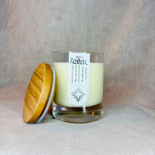 Soja-Duftkerze „Röstholz“ von Verdancia, mit Kaffee- und Zedernholzduft, brennt in einem eleganten Kerzengefäß.