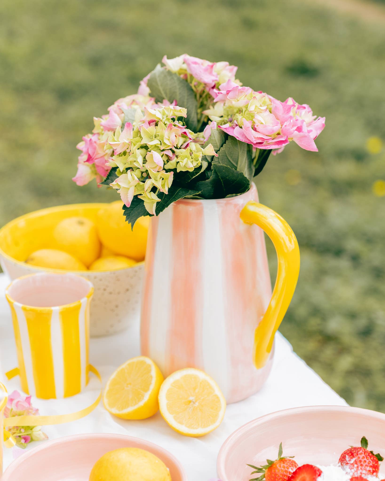 Handgefertigter Keramikkrug Valentina von Alfar Tierra Cocida, rosa und gelb gestreift, mit eleganter, handgefertigter Oberfläche.