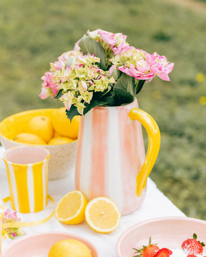 Handgefertigter Keramikkrug Valentina von Alfar Tierra Cocida, rosa und gelb gestreift, mit eleganter, handgefertigter Oberfläche.