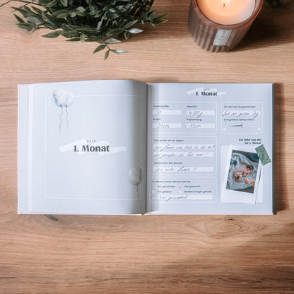 Babybuch von memories2make, "My First Memories" Erinnerungsalbum mit bunten Seiten für die ersten Jahre und besondere Momente.