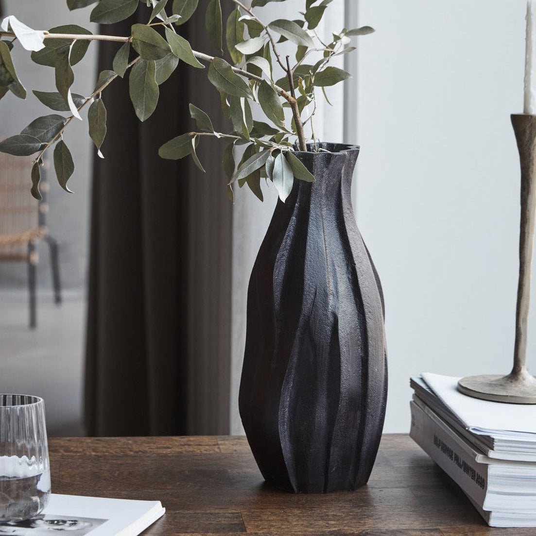 Moderne House Doctor Vase „HDBuddy“ aus Aluminium in Messingbraun, asymmetrisches Design, 35 cm hoch, stilvoll für Blumenarrangements