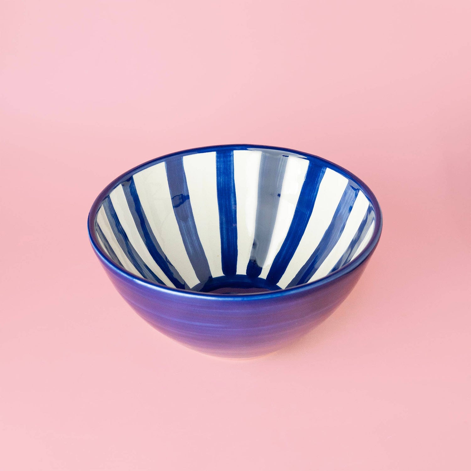 Handgefertigte Keramik-Servierschüssel Costa Azul von Alfar Tierra Cocida, blau und weiß, mit kunstvollem Muster und glänzender Oberfläche.