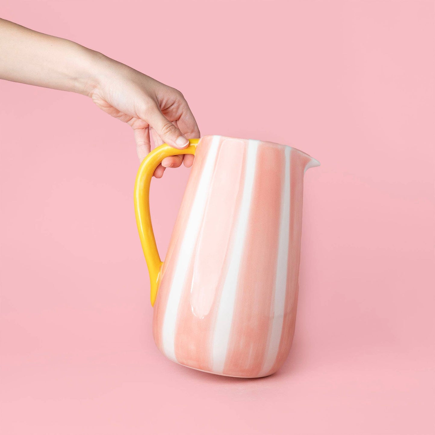 Handgefertigter Keramikkrug Valentina von Alfar Tierra Cocida, rosa und gelb gestreift, mit kunstvoller Gestaltung und handgefertigtem Design.