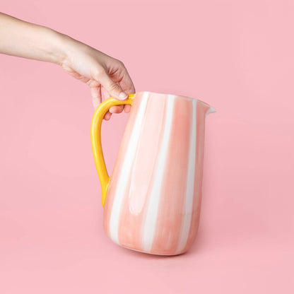 Handgefertigter Keramikkrug Valentina von Alfar Tierra Cocida, rosa und gelb gestreift, mit kunstvoller Gestaltung und handgefertigtem Design.