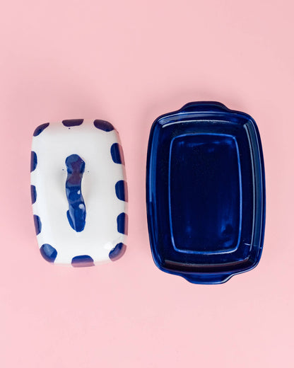 Handgefertigte Keramik-Butterdose von Alfar Tierra Cocida in Blau und Weiß, mit traditionellen Mustern auf der Oberfläche.