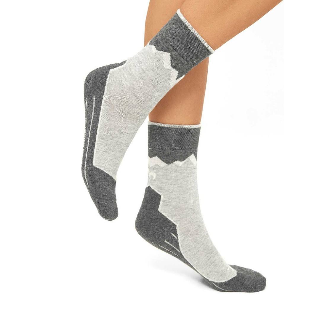 Warme Apu Kuntur Alpaka-Wandersocken aus Baby-Alpaka-Pima-Mix, mit farbigem, gestricktem Design und bequemer Passform.