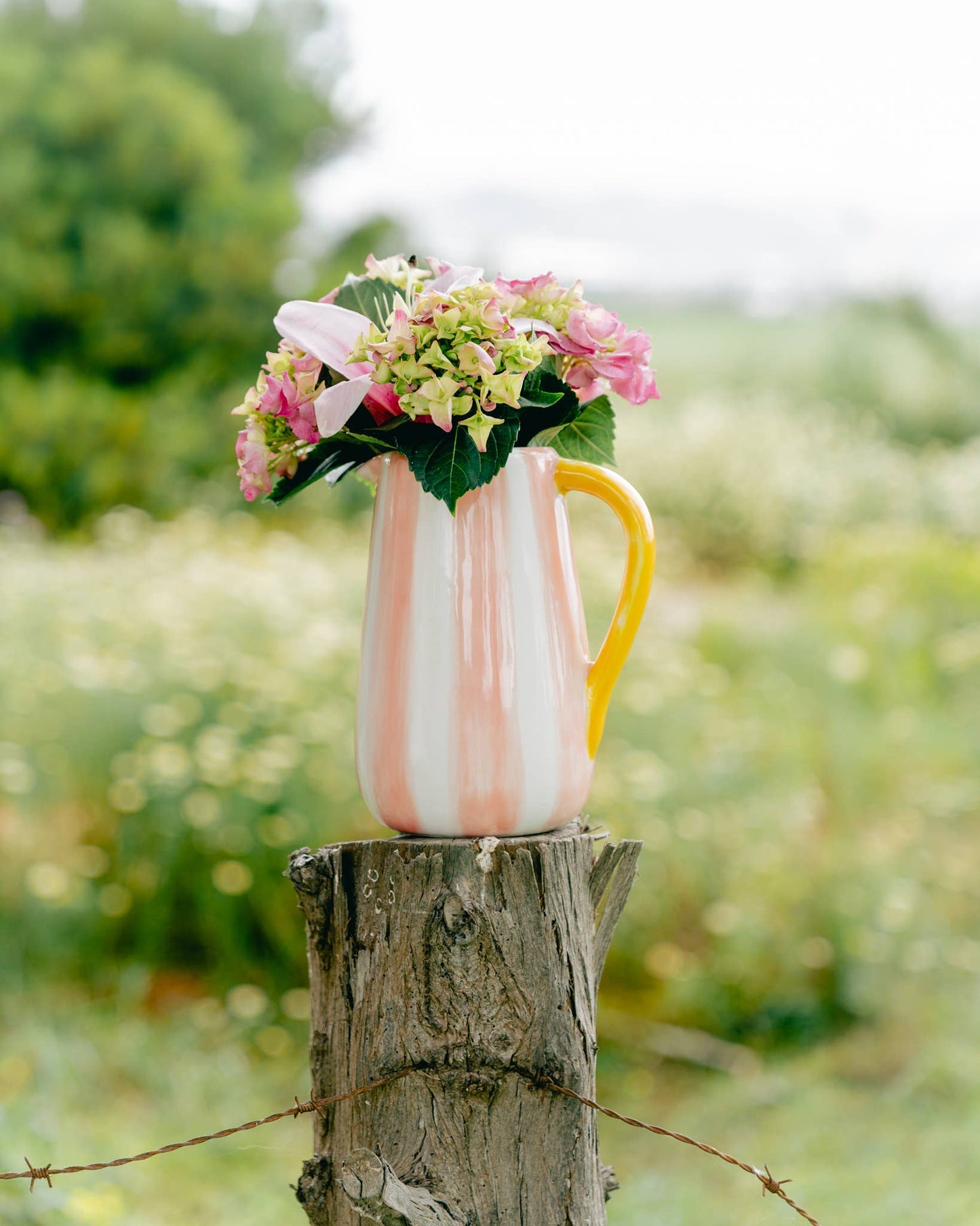 Handgefertigter Keramikkrug Valentina von Alfar Tierra Cocida in rosa und gelb gestreift, mit eleganter, handgefertigter Oberfläche.