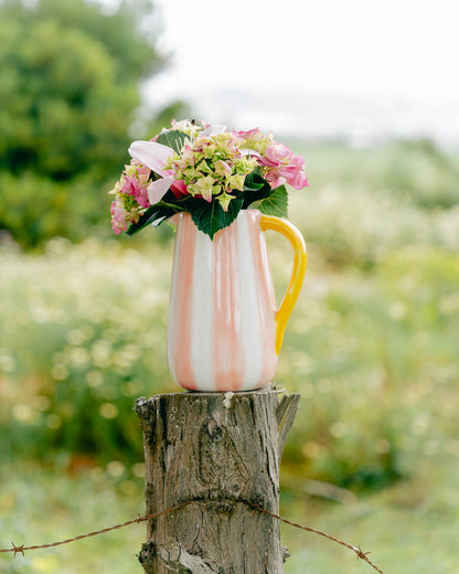 Handgefertigter Keramikkrug Valentina von Alfar Tierra Cocida in rosa und gelb gestreift, mit eleganter, handgefertigter Oberfläche.