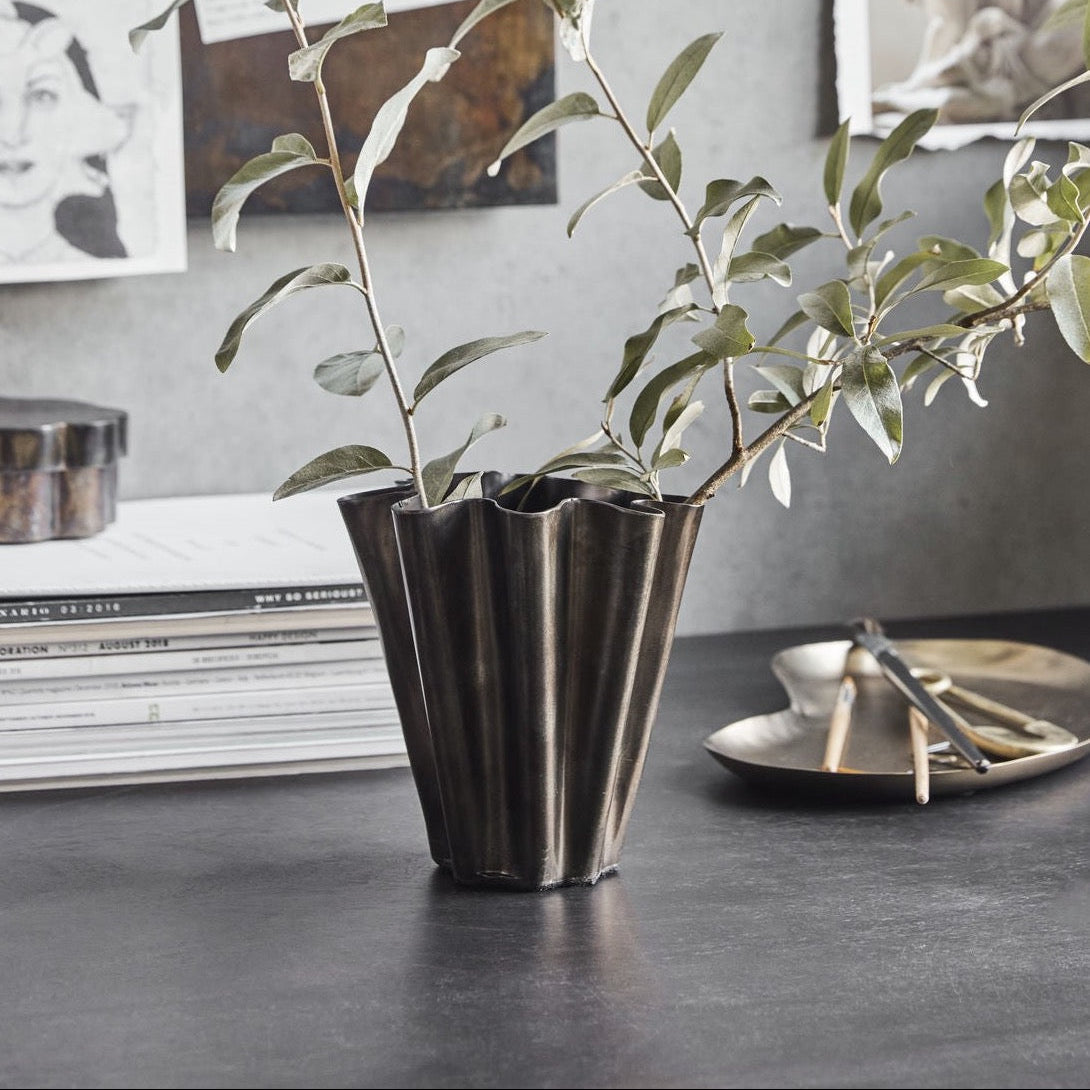 Dekorative metallische Vase von HOUSE DOCTOR, Eisen HDFlood im antikbraunen Industrial-Design, 13 cm hoch.