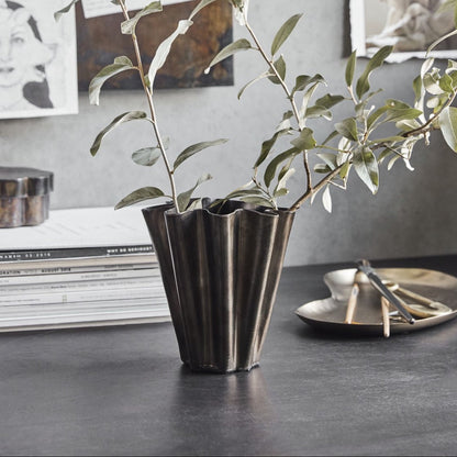 Dekorative metallische Vase von HOUSE DOCTOR, Eisen HDFlood im antikbraunen Industrial-Design, 13 cm hoch.